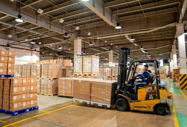 Nên dùng pallet gỗ hay nhựa khi vận chuyển hàng hoá?